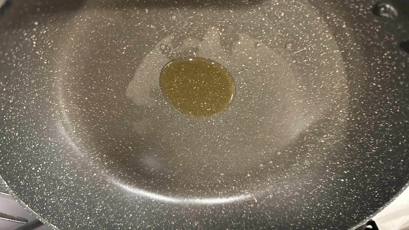 フライパンに油を引く