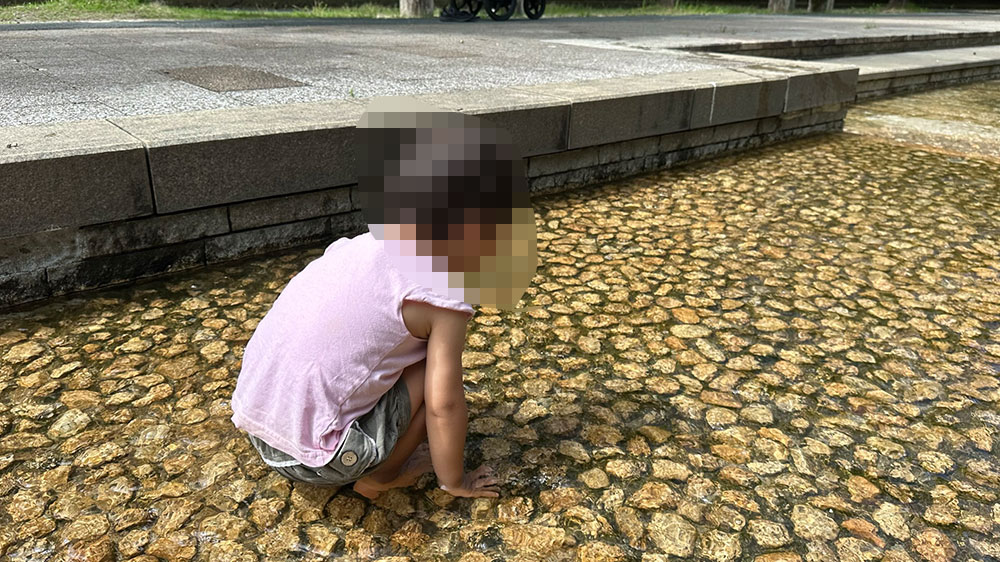 手も足もつけて大はしゃぎ