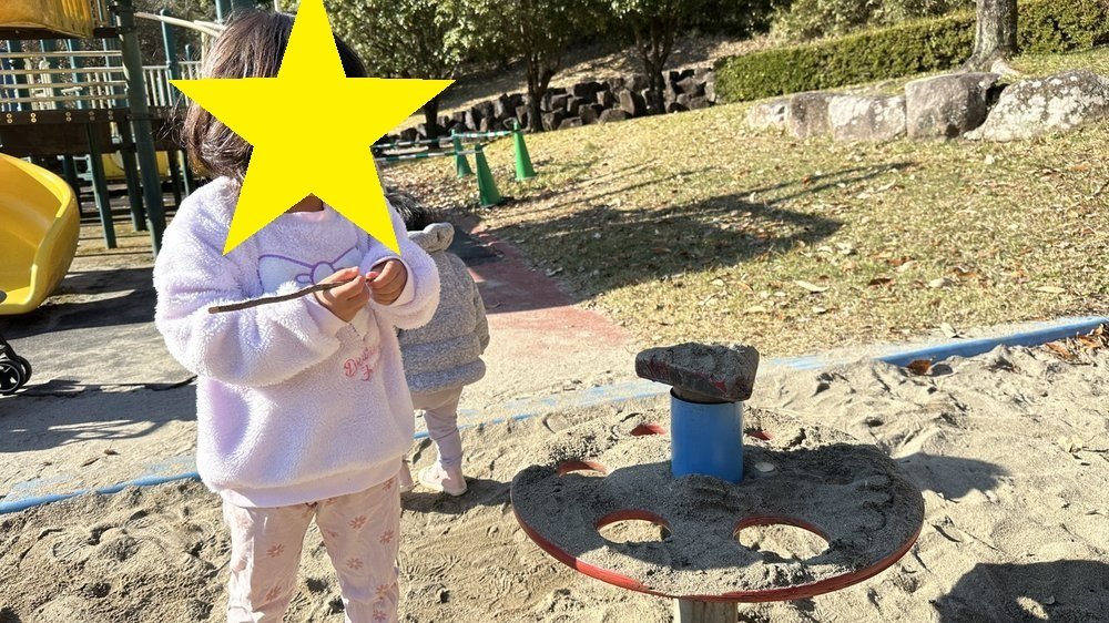 砂場で遊ぶ子供