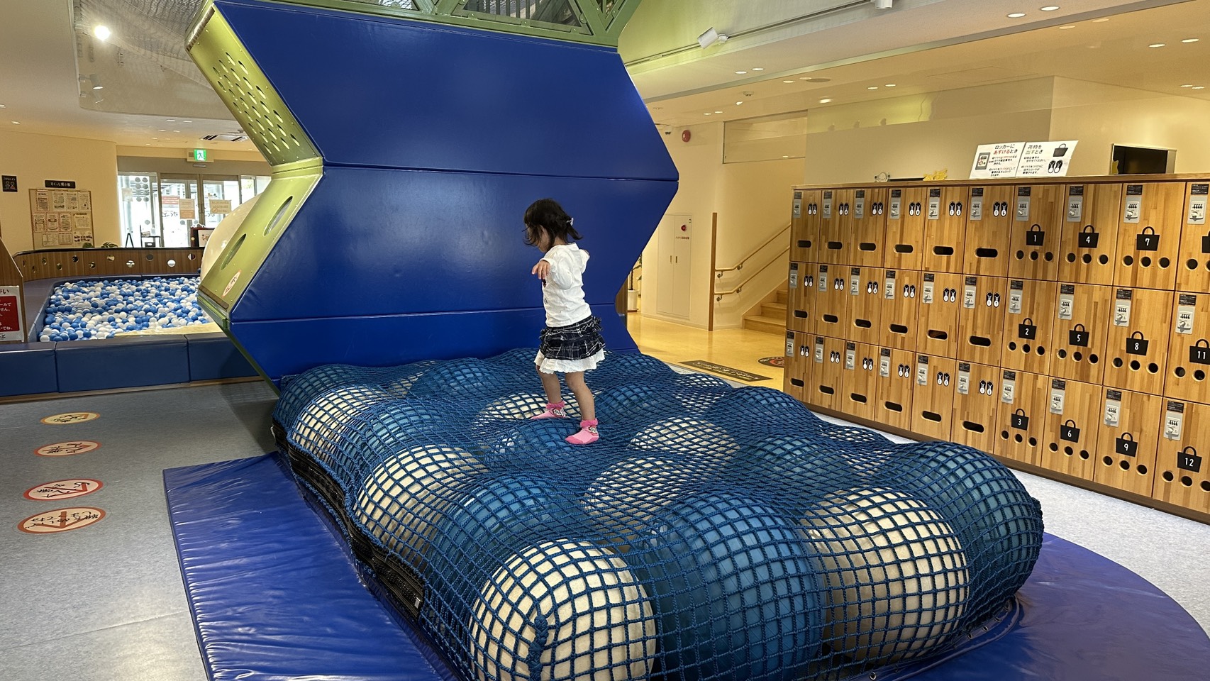 ネットのトランポリンで遊ぶ様子