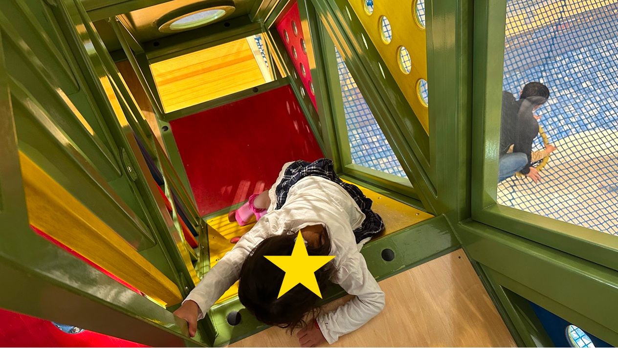 遊具の階段を上る