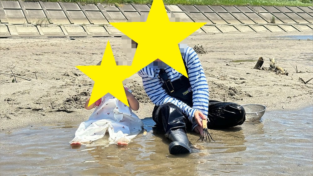 川遊びを楽しむ子供たち